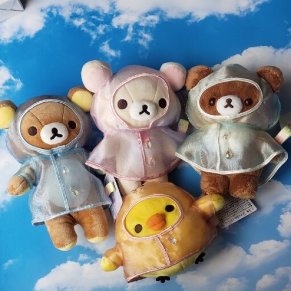 画像1: 250714  雨のち晴れのリラックマ　レインコートぬいぐるみ4体セット＜発送は宅配便のみとなります> (1)